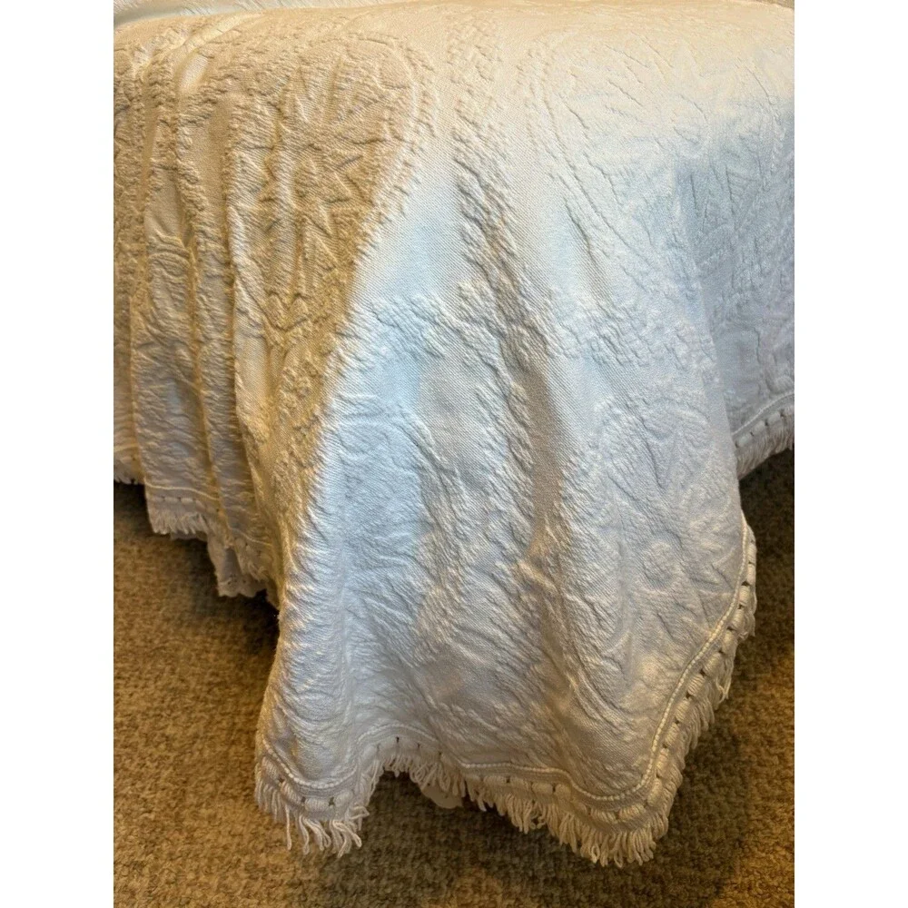 Vintage Crown Crafts Full Bedspread Off White Medallion Fringe Cotton 106” X 88”